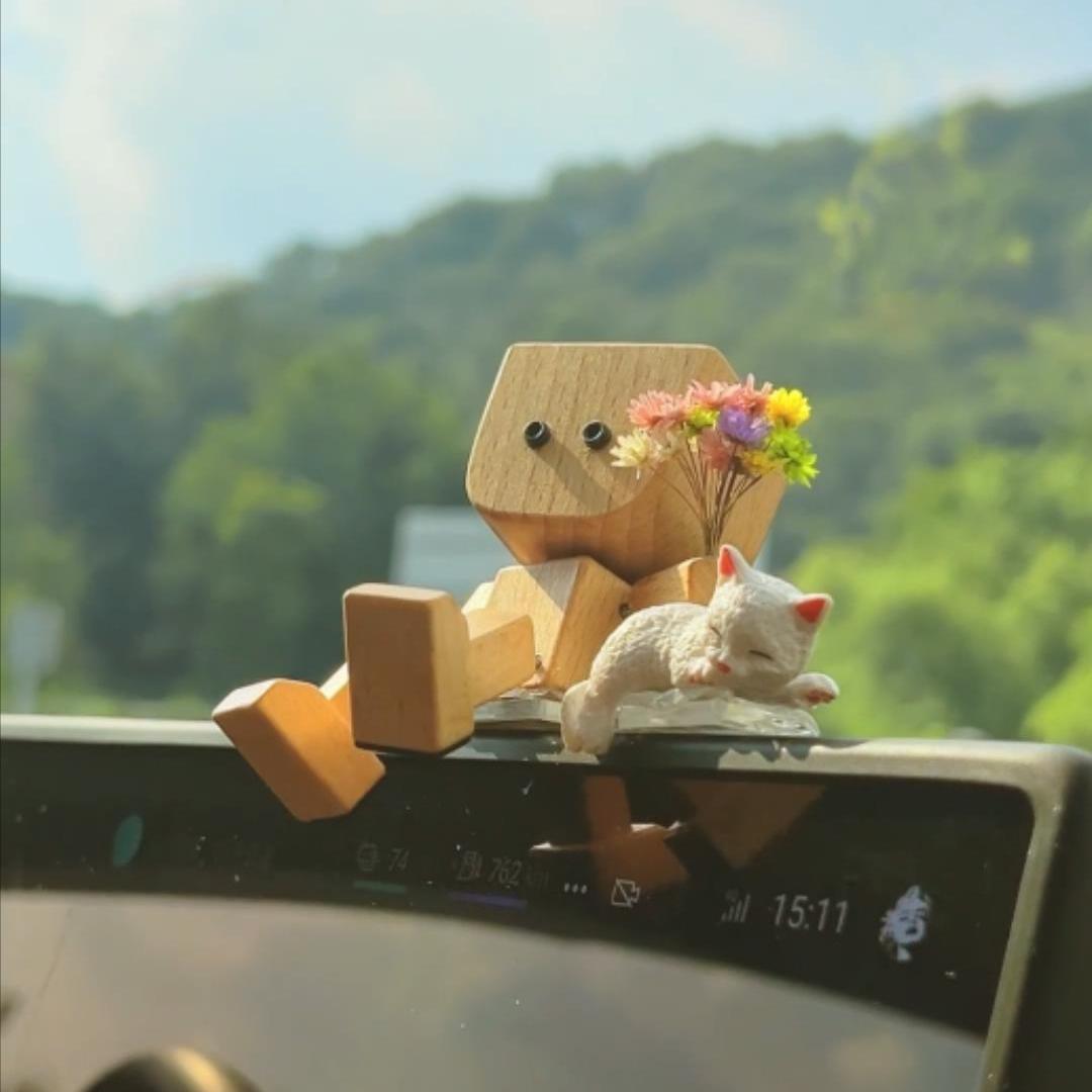 Shaking Feet Wooden Doll